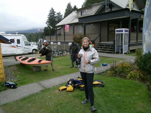 Preparando-se para nosso passeio de caiaque em Tofino, na costa oeste da Vancouver Island, na Columbia Britânica.no Canadá